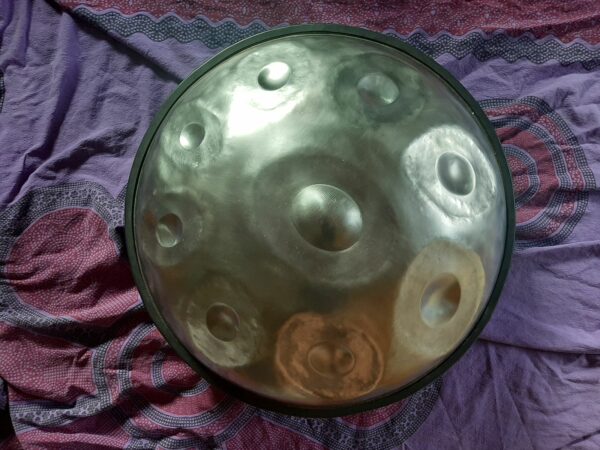 Hende e-moll 9 handpan